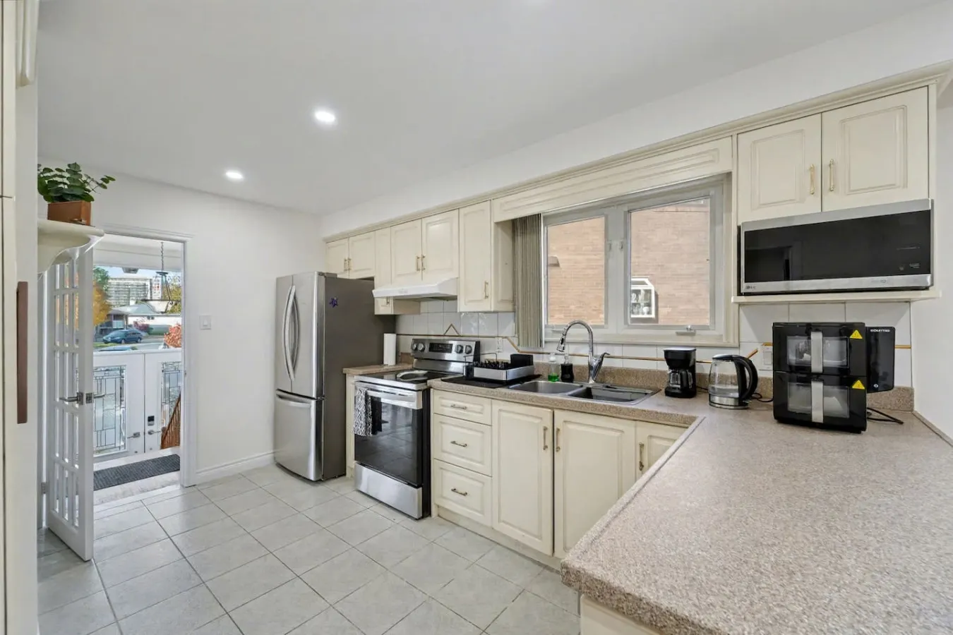 Modern 2BR Home Free Parking North Toronto 12