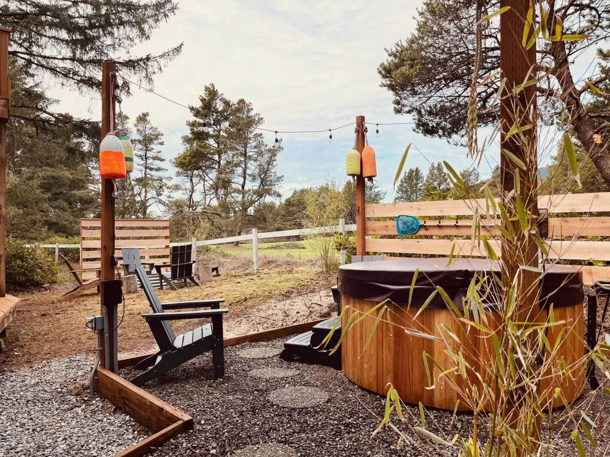 Manzanita: Hot Tub| King Beds| walk to beach — photo 2