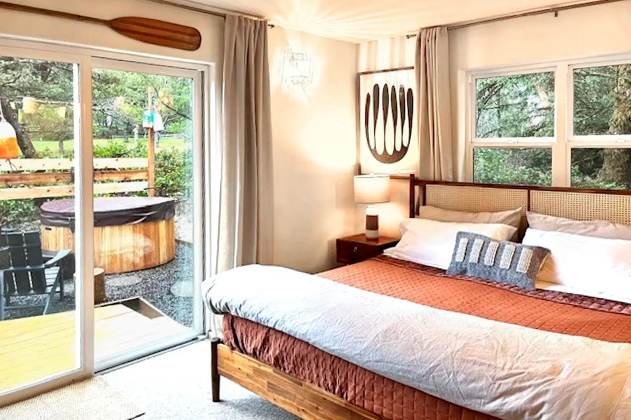 Manzanita: Hot Tub King Beds walk to beach 9