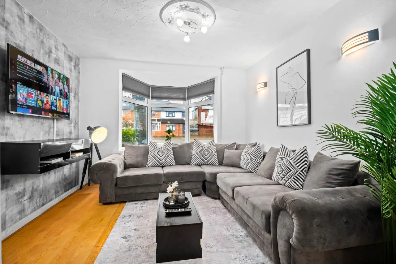 Stylish Three Bedroom House - Garden - Parking 9
