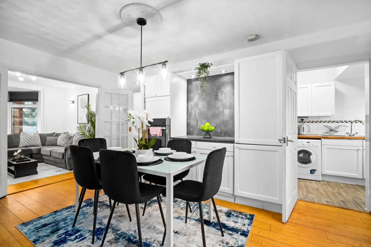 Stylish Three Bedroom House - Garden - Parking 10
