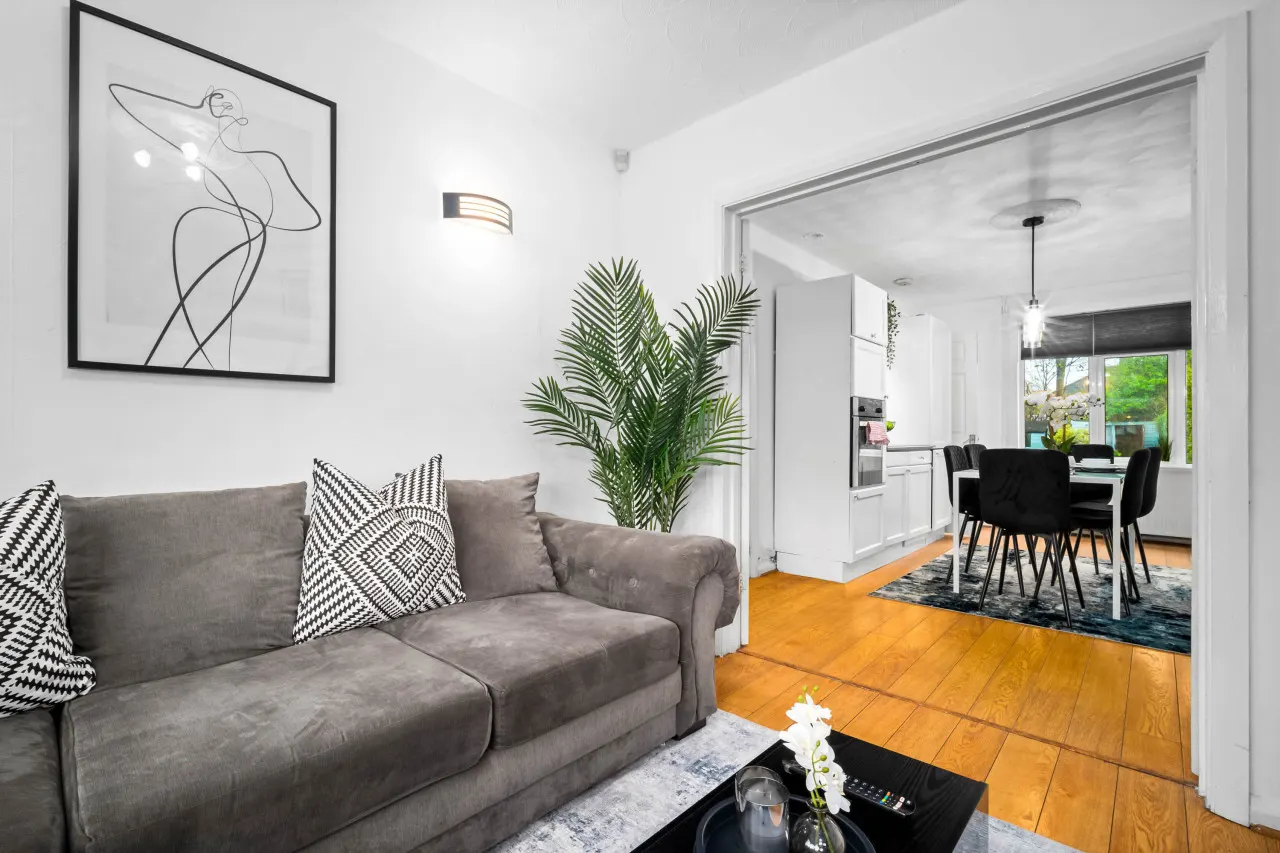 Stylish Three Bedroom House - Garden - Parking 11