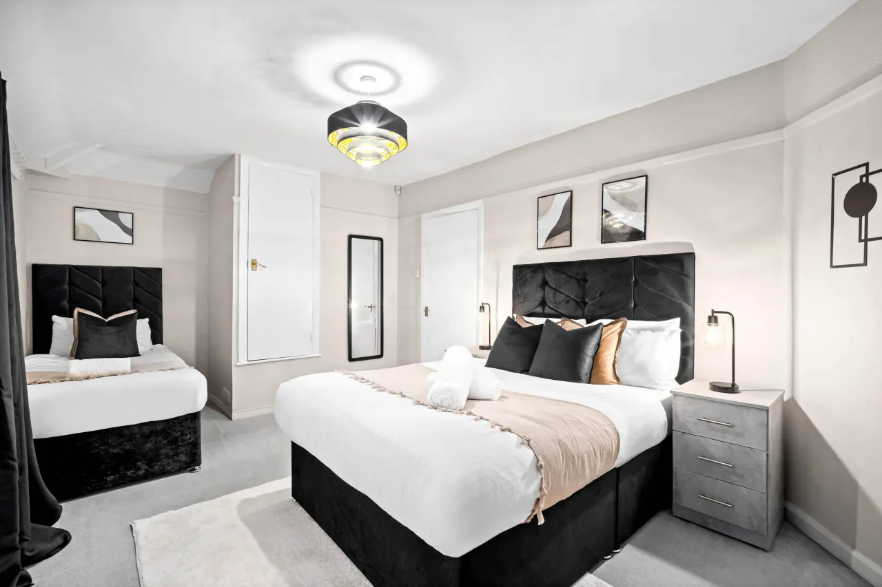 Stylish Three Bedroom House - Garden - Parking 14