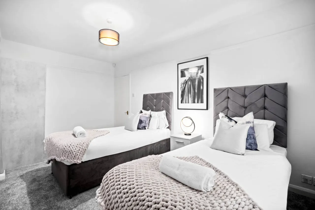 Stylish Three Bedroom House - Garden - Parking 15