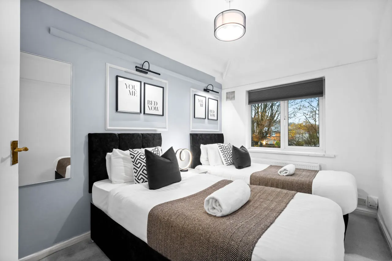 Stylish Three Bedroom House - Garden - Parking — photo 3