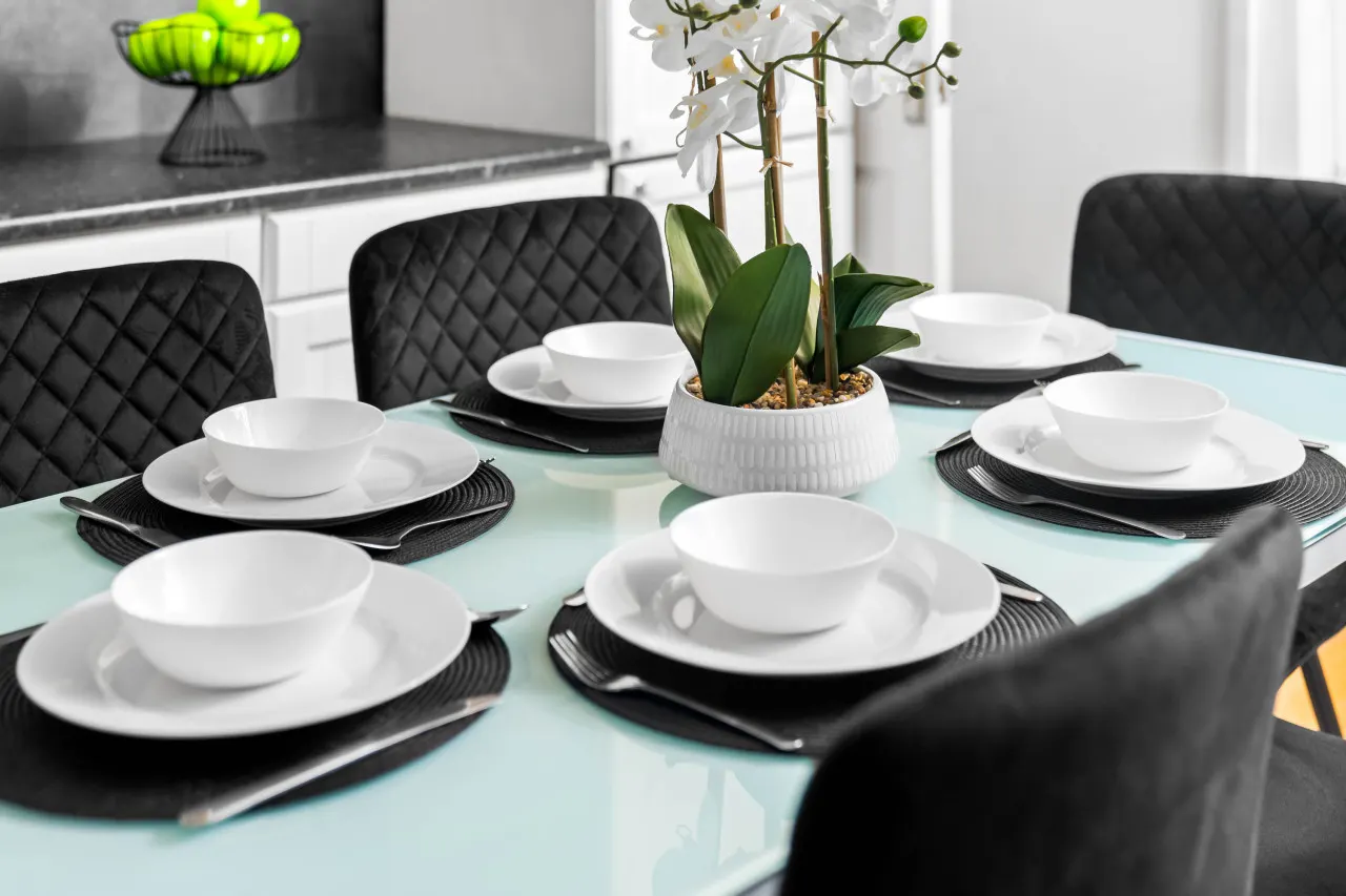 Stylish Three Bedroom House - Garden - Parking 6