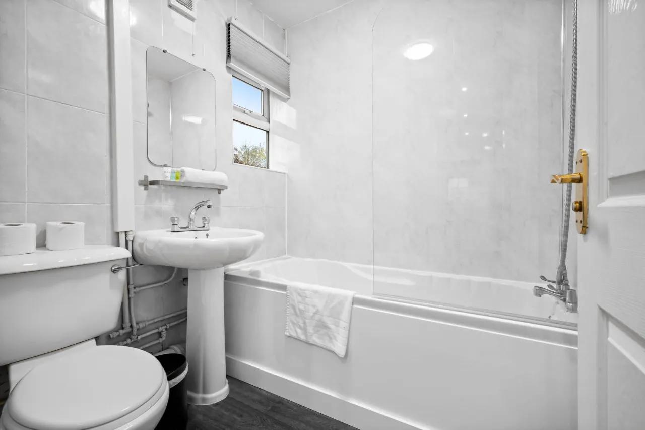 Stylish Three Bedroom House - Garden - Parking 8