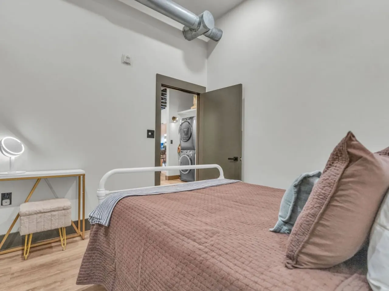Downtown Loft Group Travel + Walkable + Private 17