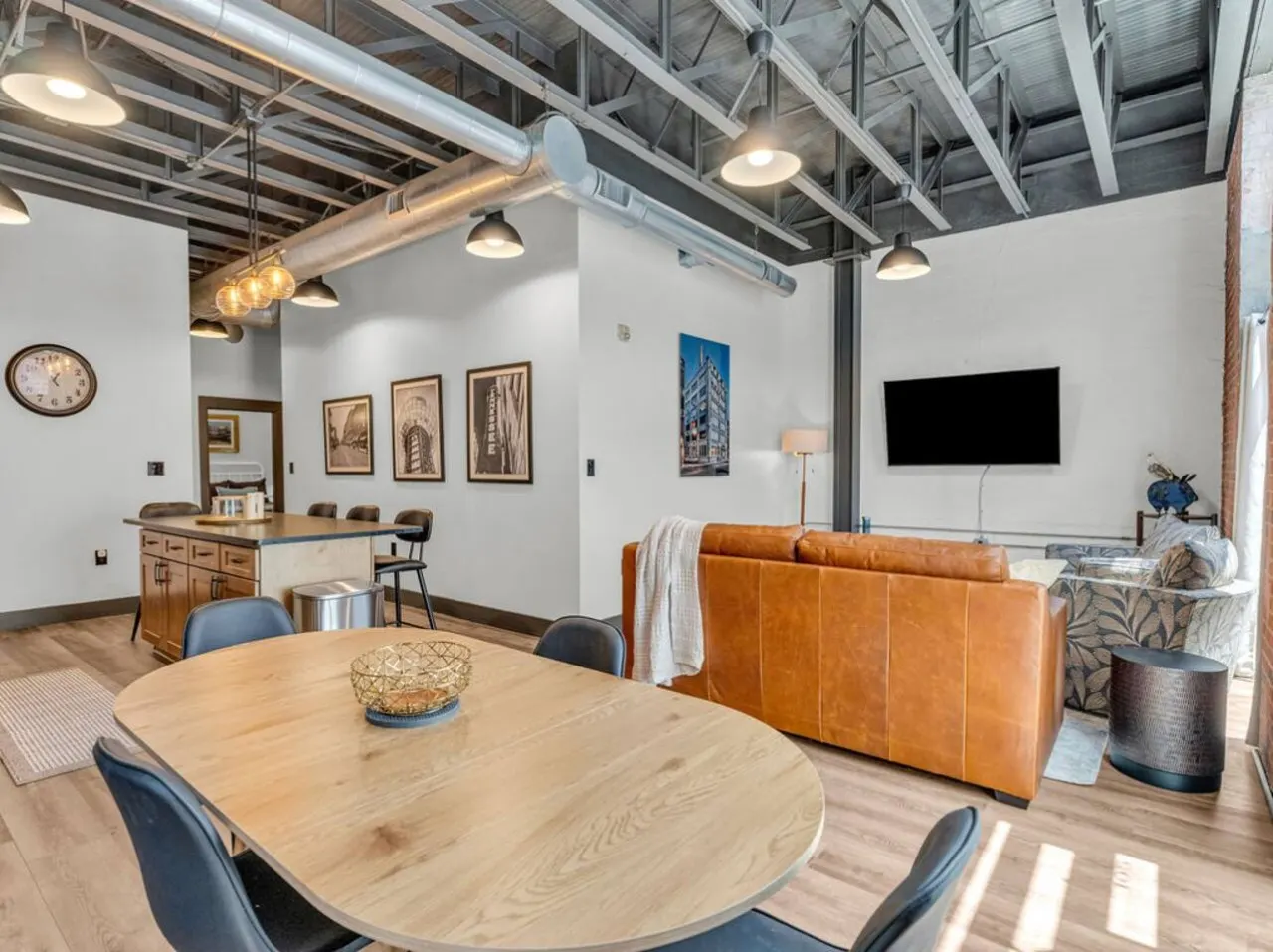 Downtown Loft Group Travel + Walkable + Private 7