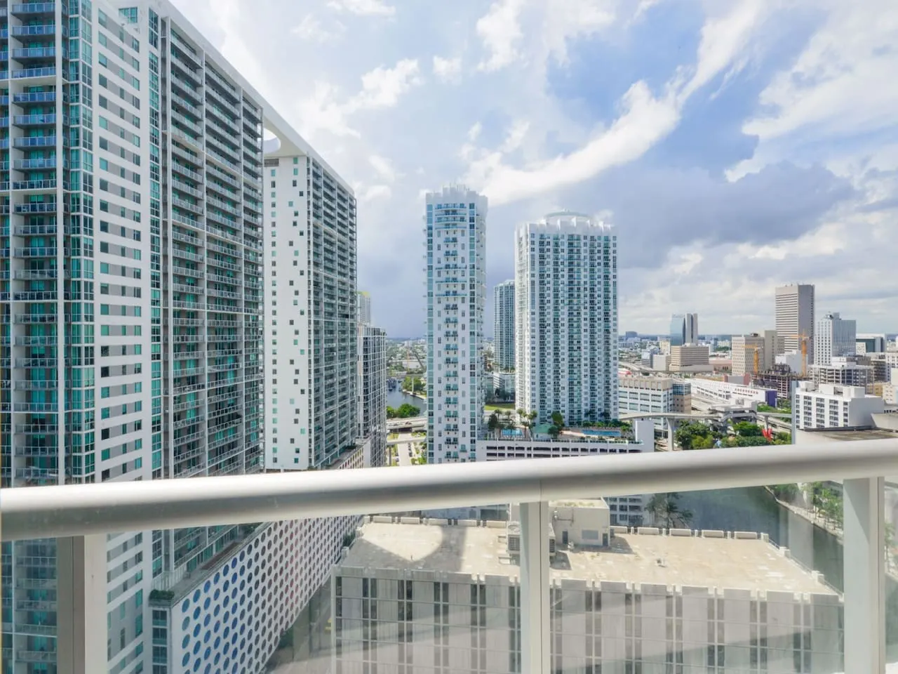 Lux Icon Studio Residence 11