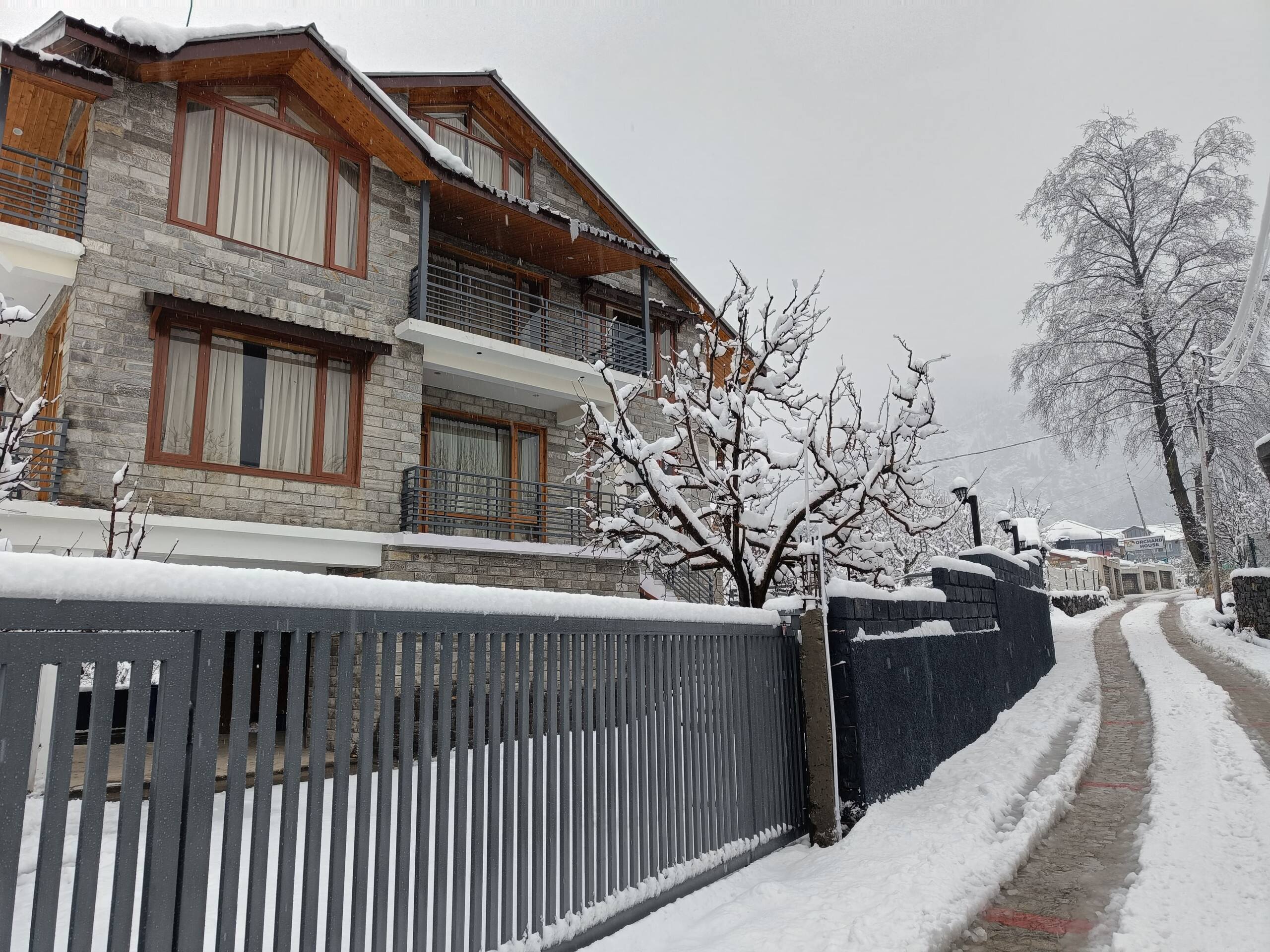 Odbostays | 5BHK Luxury Jacuzzi Villa in Manali 7
