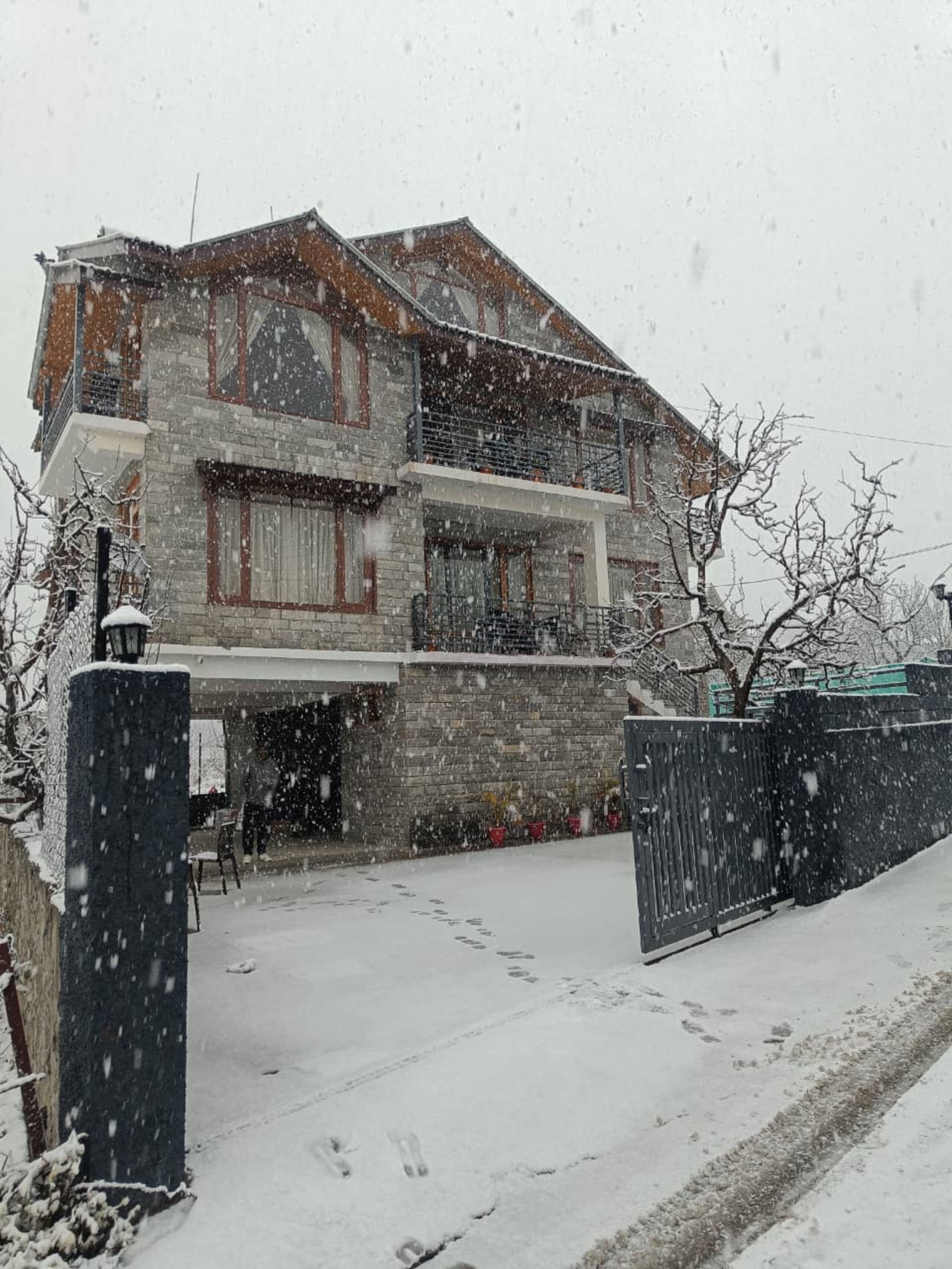 Odbostays | 5BHK Luxury Jacuzzi Villa in Manali 36