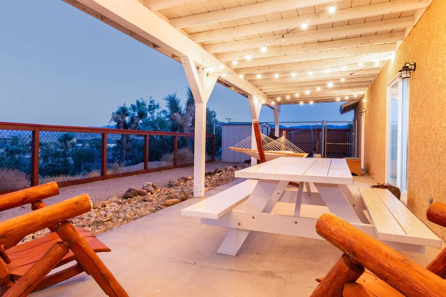 Joshua Tree Healing House Hot Tub + Game Room 10
