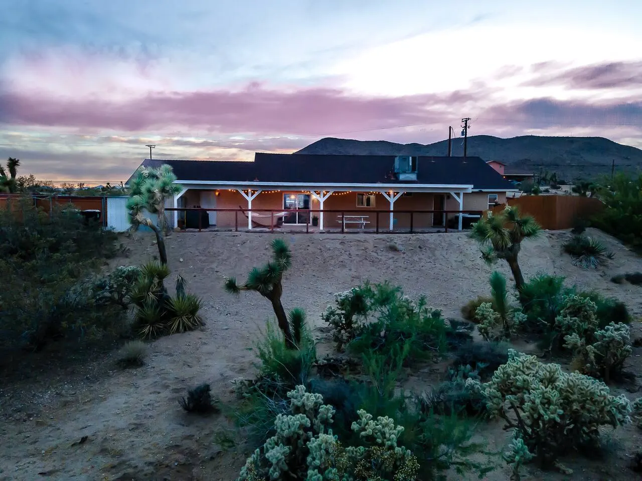 Joshua Tree Healing House Hot Tub + Game Room 16