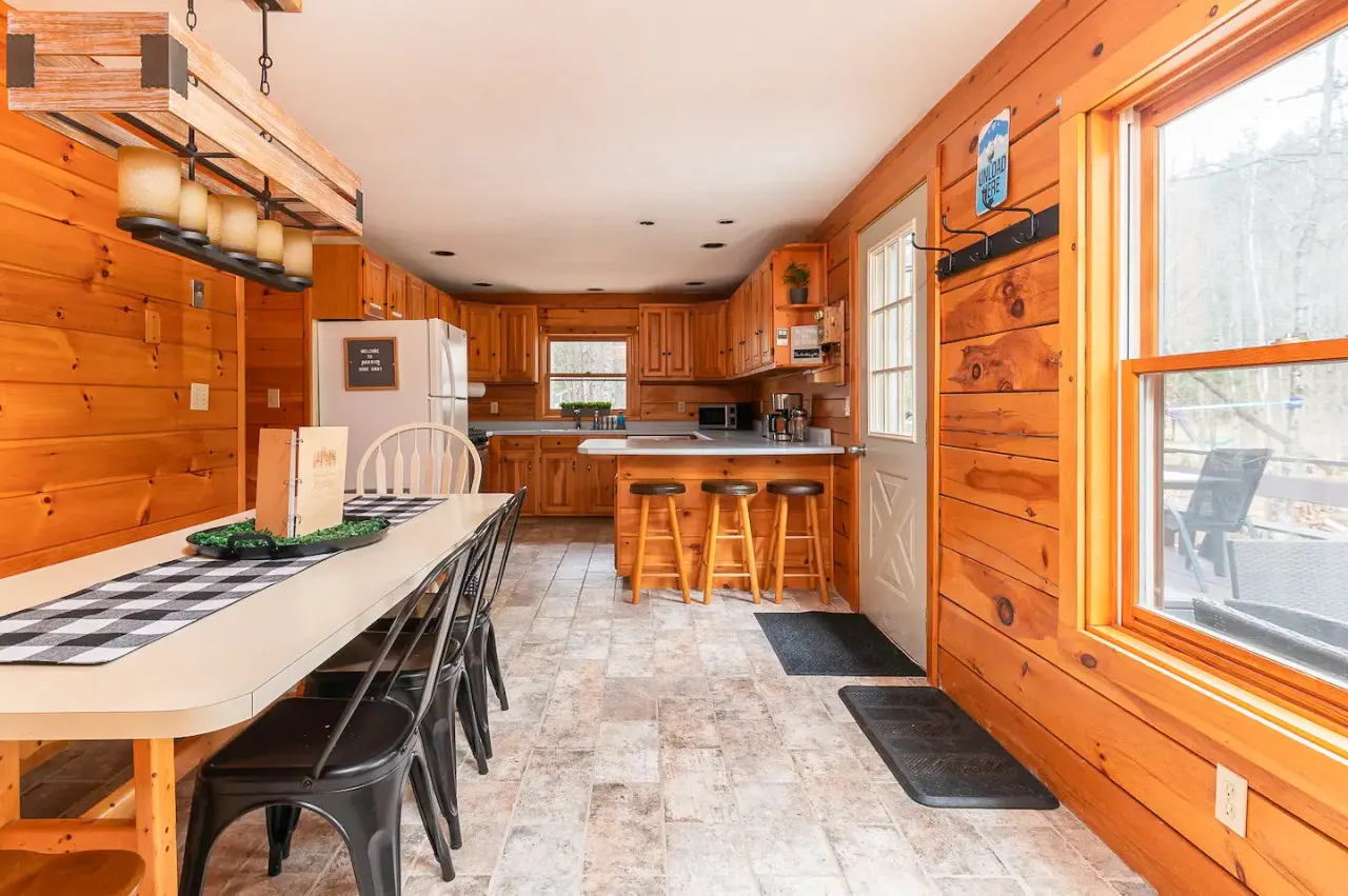 Attitash slopeSide! Family&Pet Friendly Fireplace 9