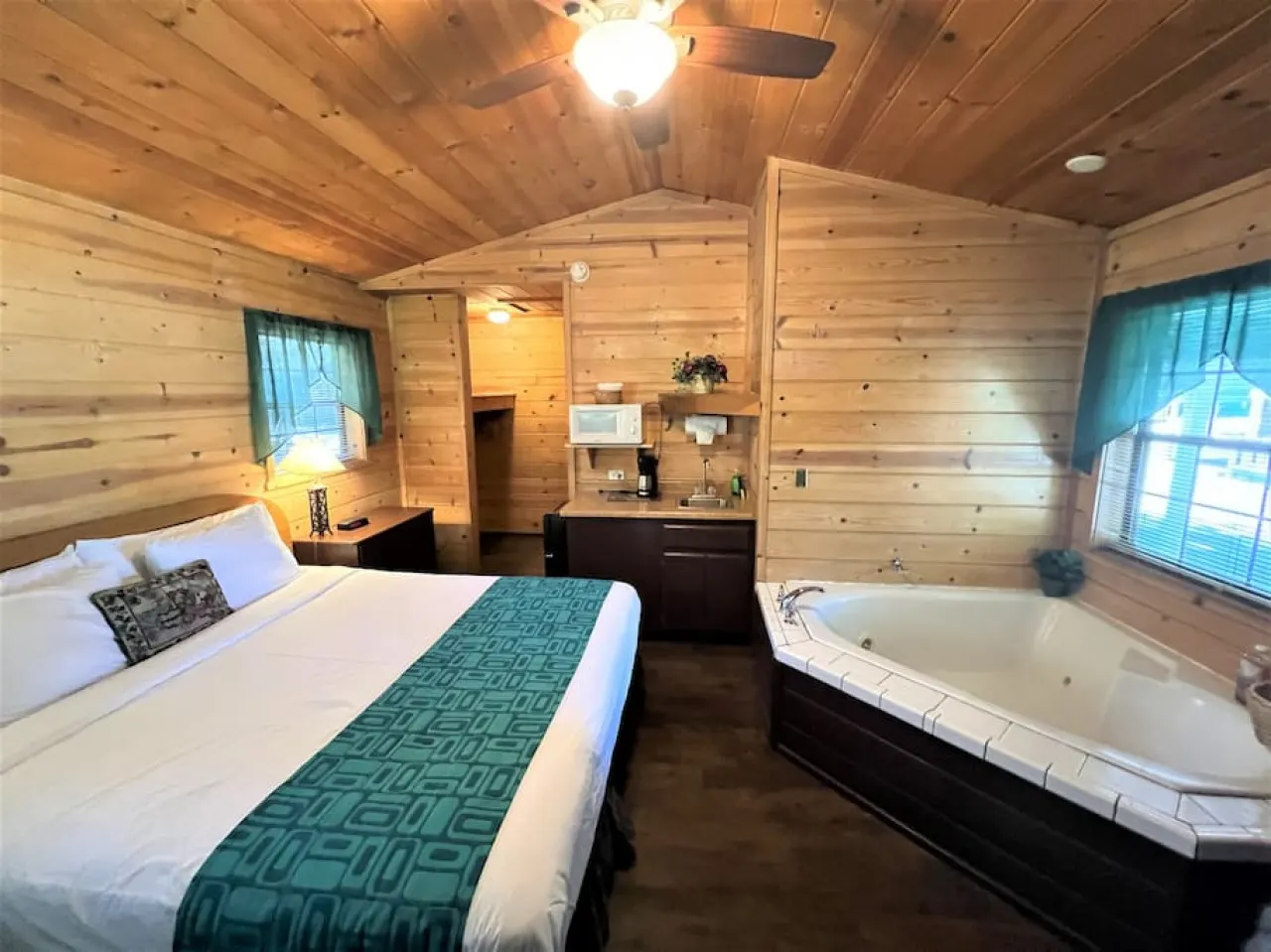 Unique 1 BDRM with Jetted Hot Tub - Bear Manor #5 2