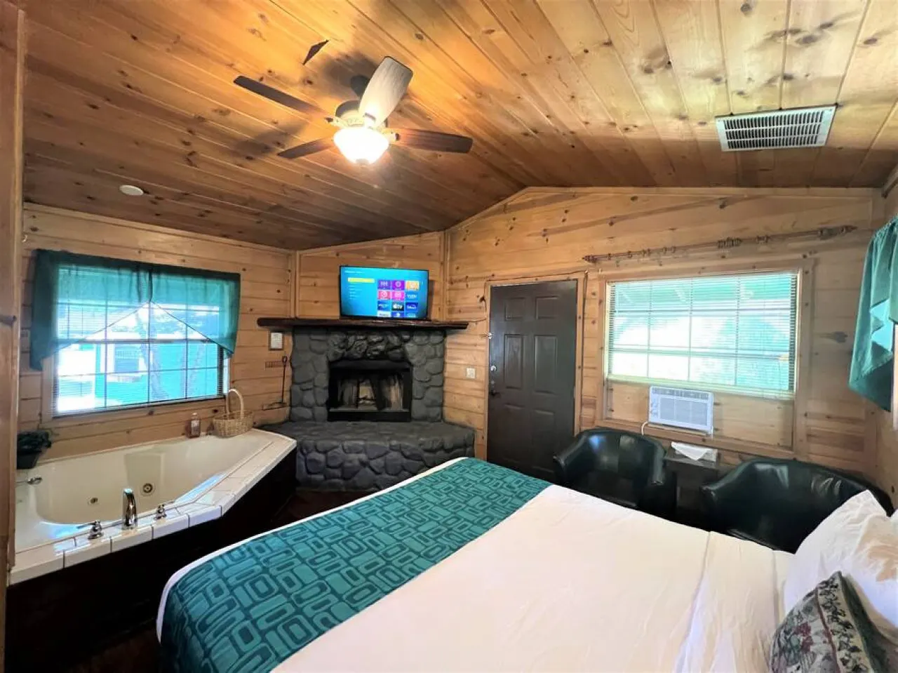 Unique 1 BDRM with Jetted Hot Tub - Bear Manor #5 4