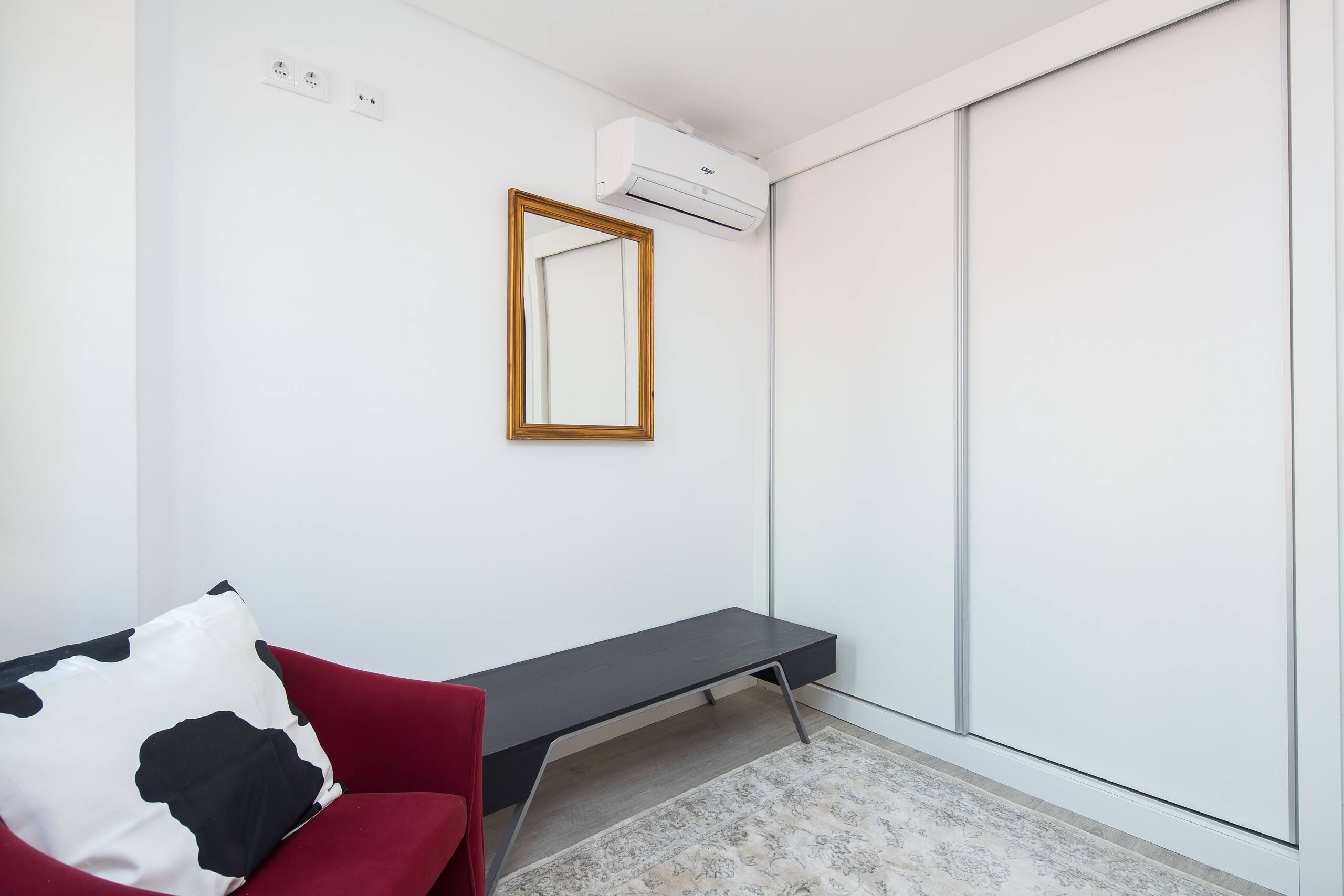 Designer Flats in Lapa, 1st floor, right - Neighbor's Window 13
