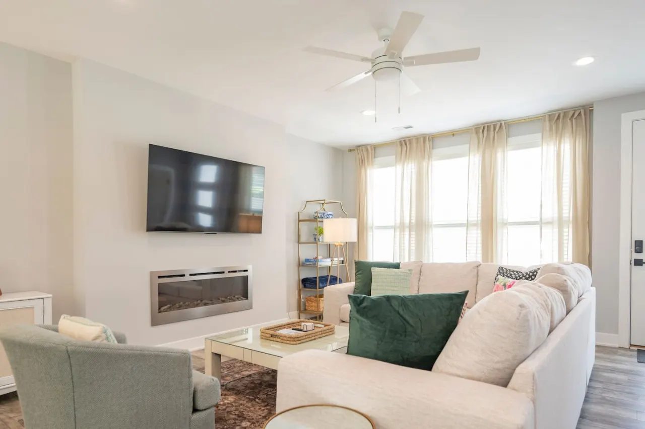 Charming 3BD Home TV In Every Room 9 MIN to LU 9