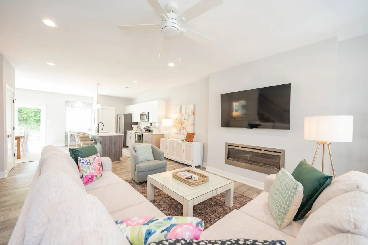 Charming 3BD Home TV In Every Room 9 MIN to LU 11