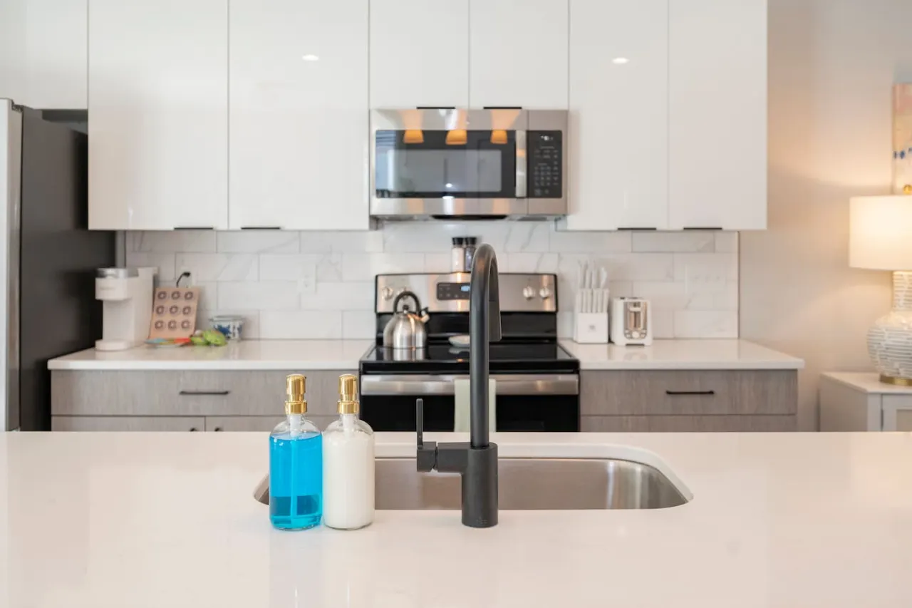 Charming 3BD Home TV In Every Room 9 MIN to LU 17