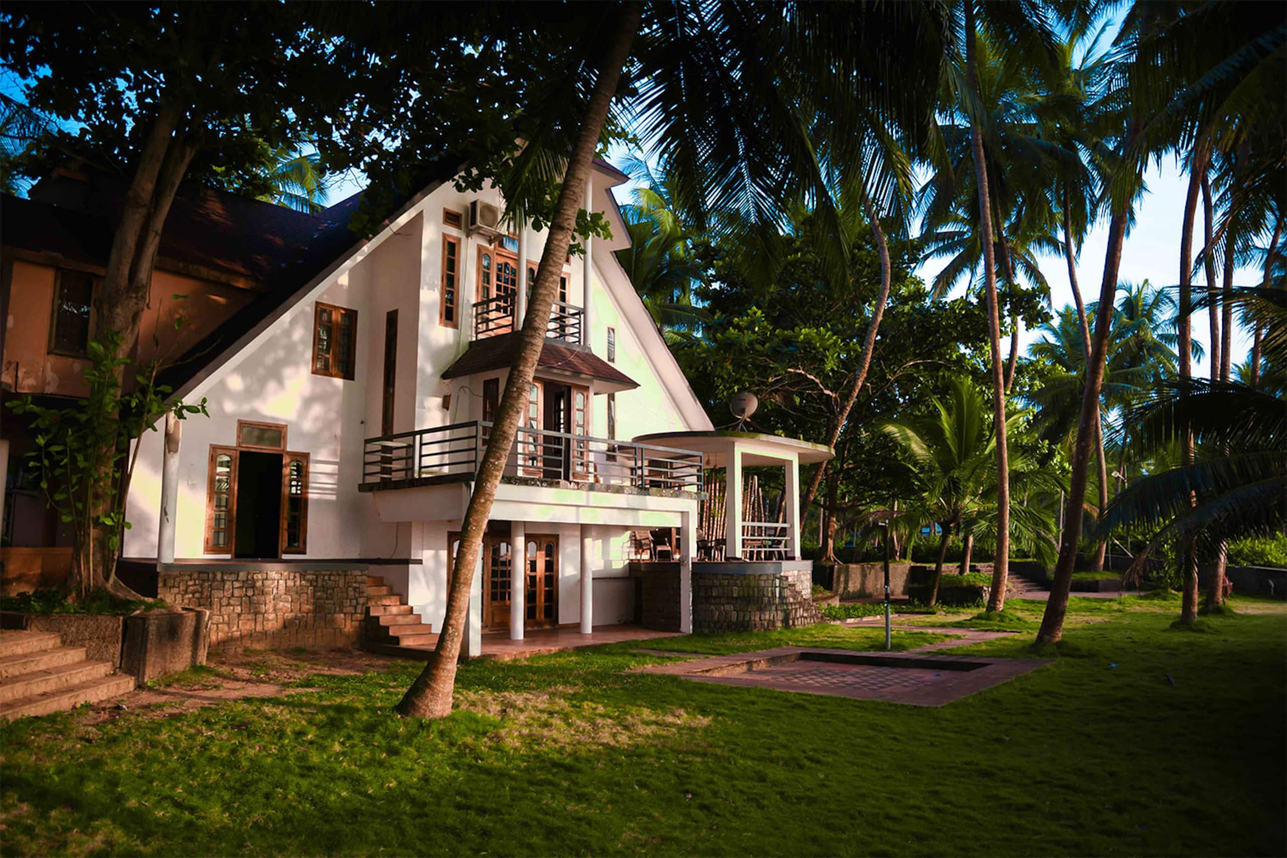 Baywatch Beachfront Villa by Grha 4