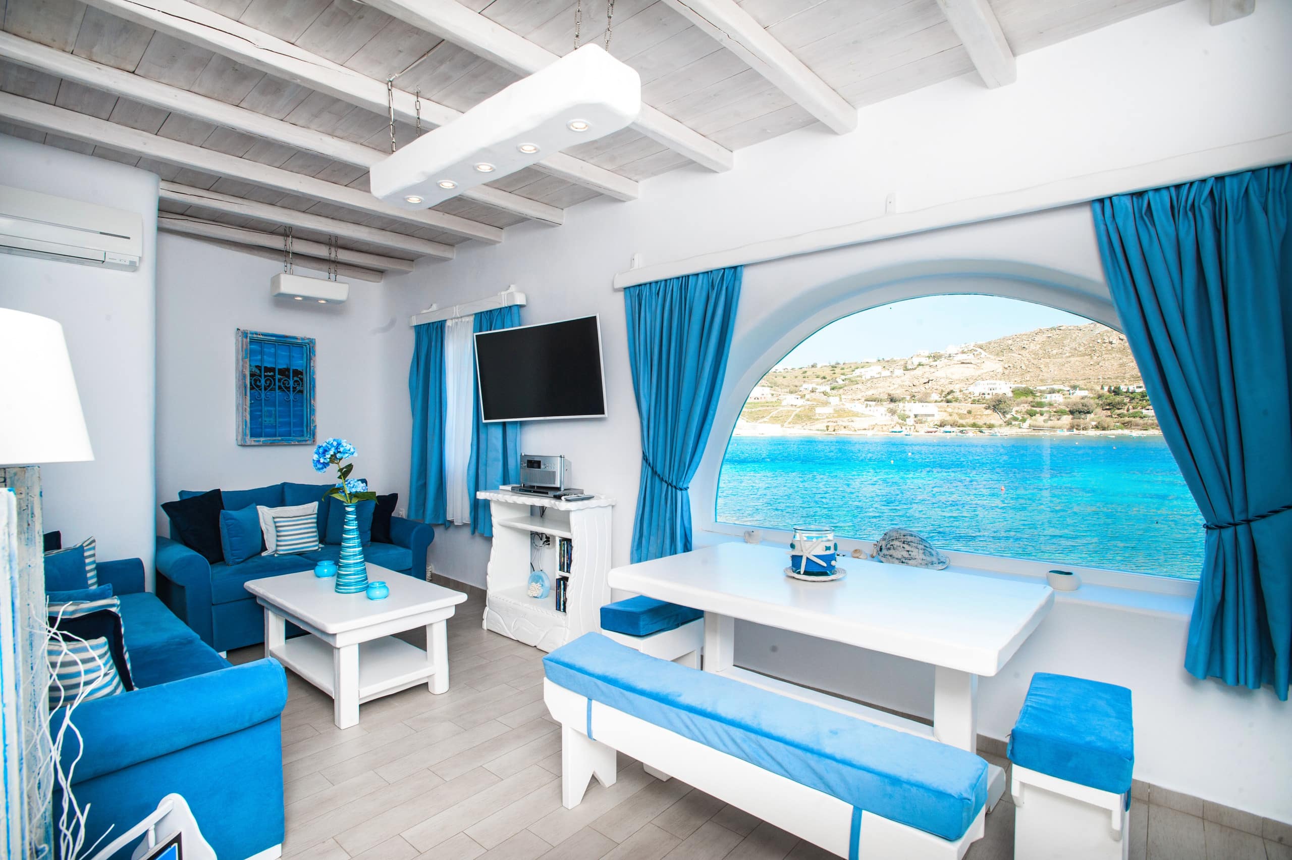 Endless BLUE Beachfront House +Jacuzzi+Parking — photo 4