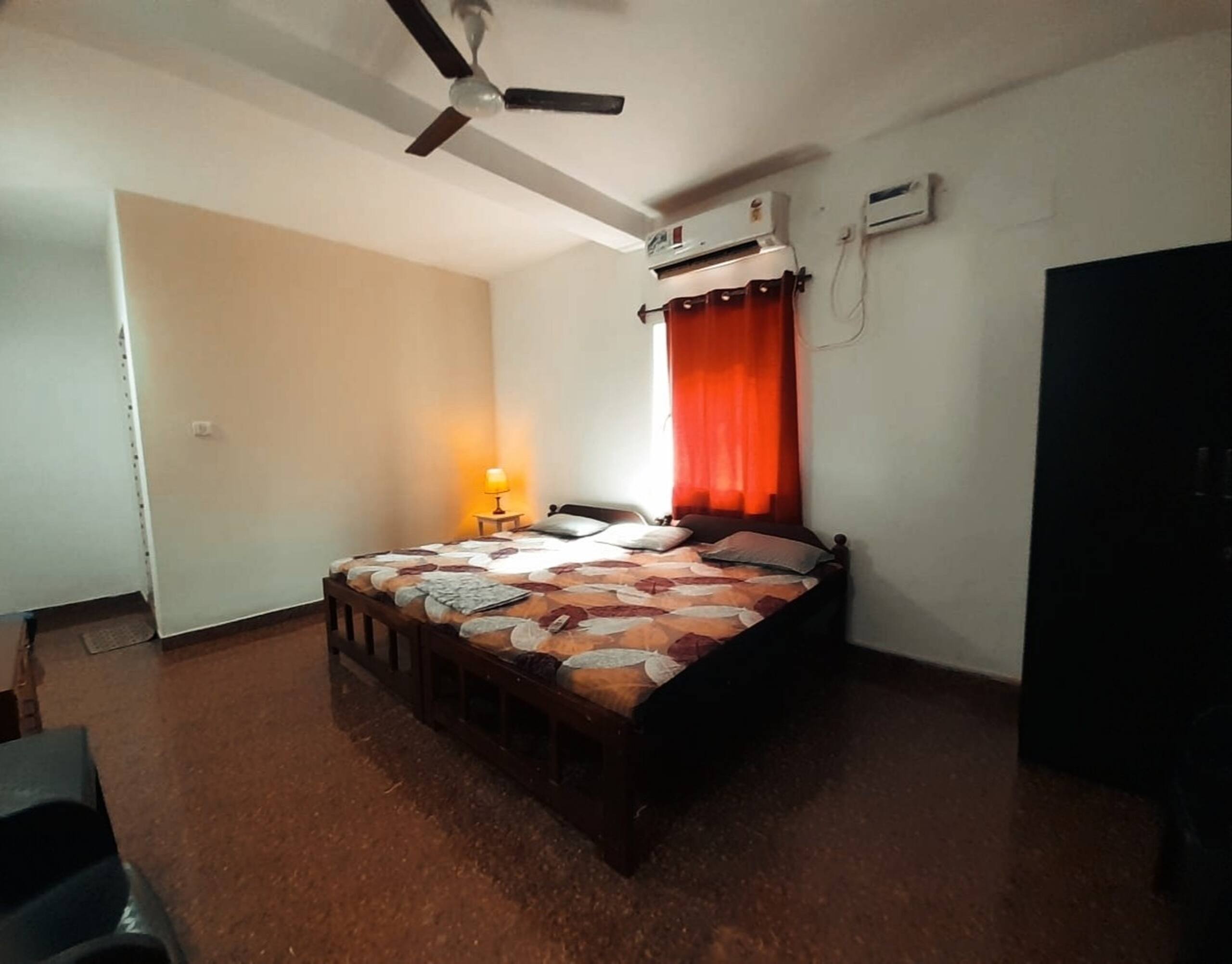 Affordable stay for a group at Baga Beach — photo 4