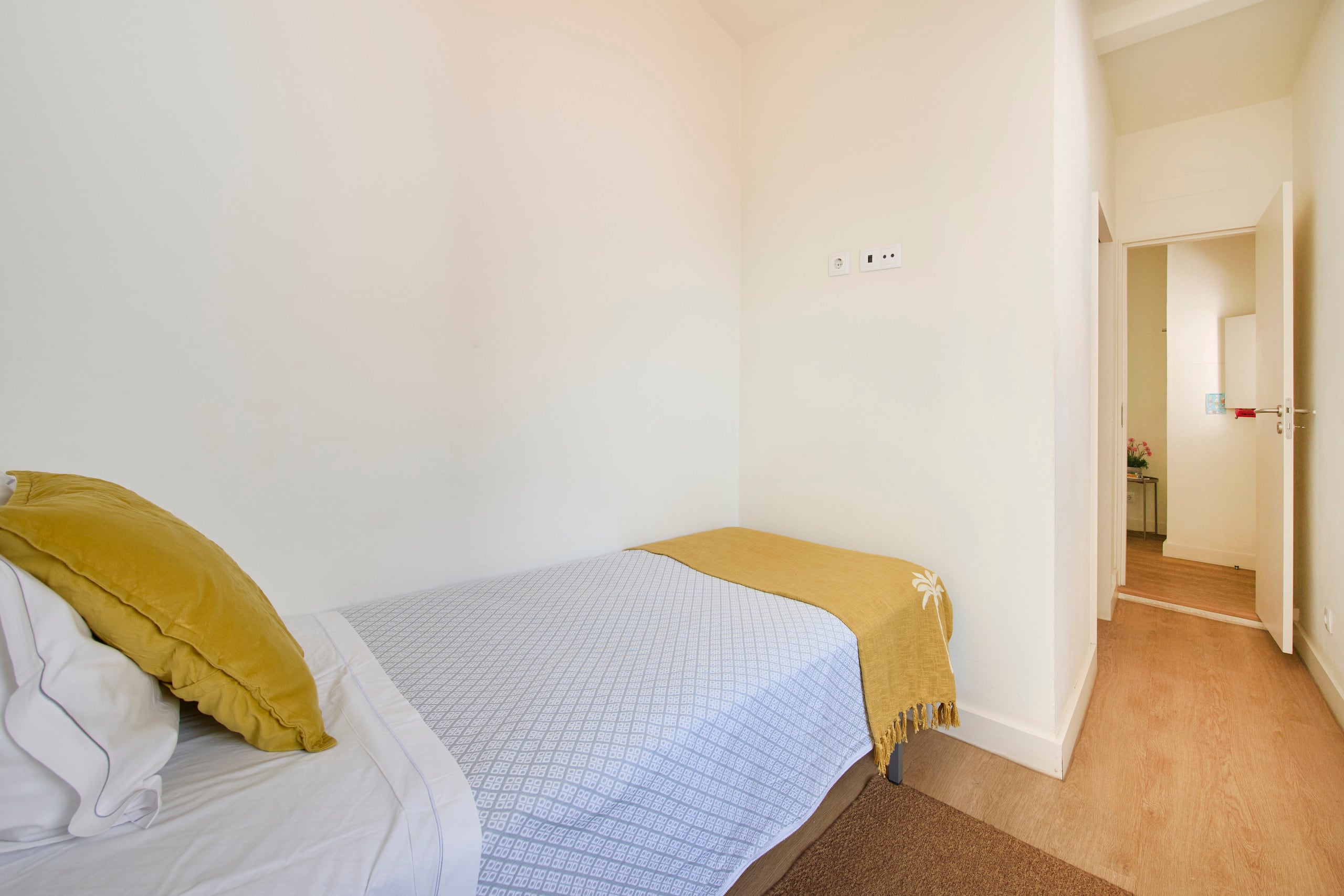 Alfama Village with Air Conditioning, Door 12 32
