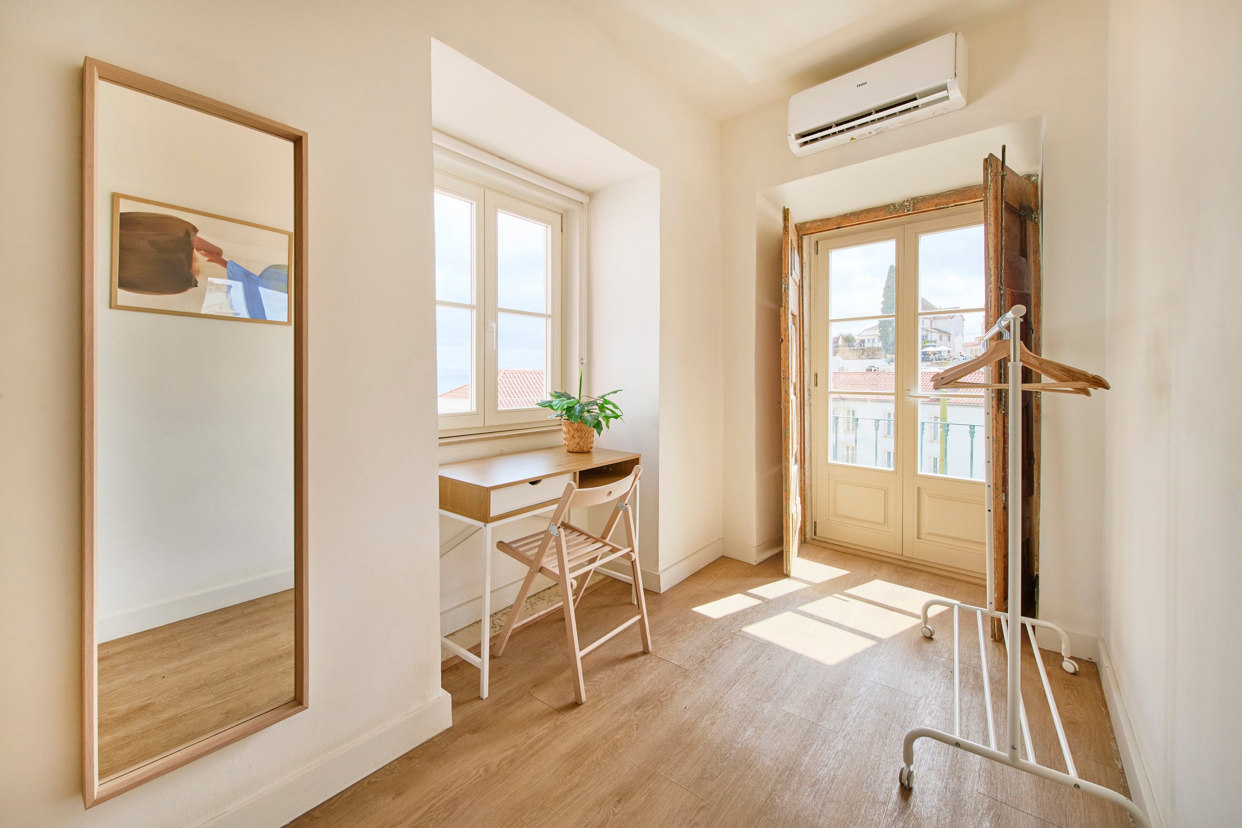 Alfama Village with Air Conditioning, Door 12 25