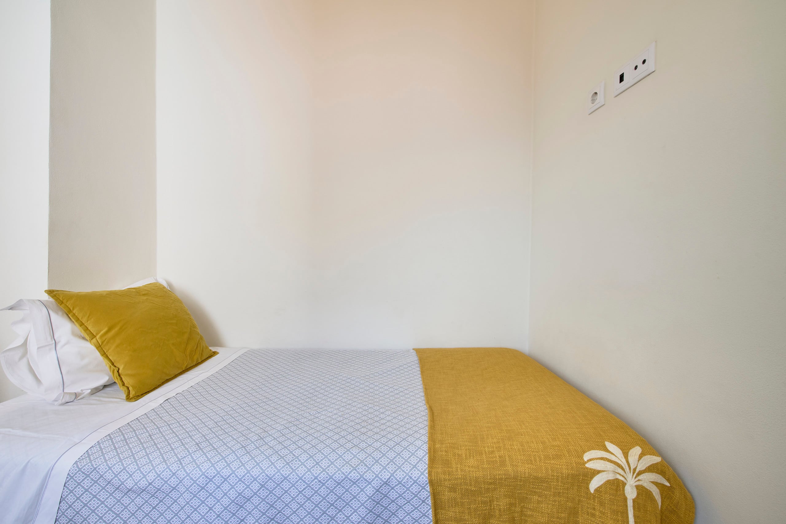 Alfama Village with Air Conditioning, Door 12 30