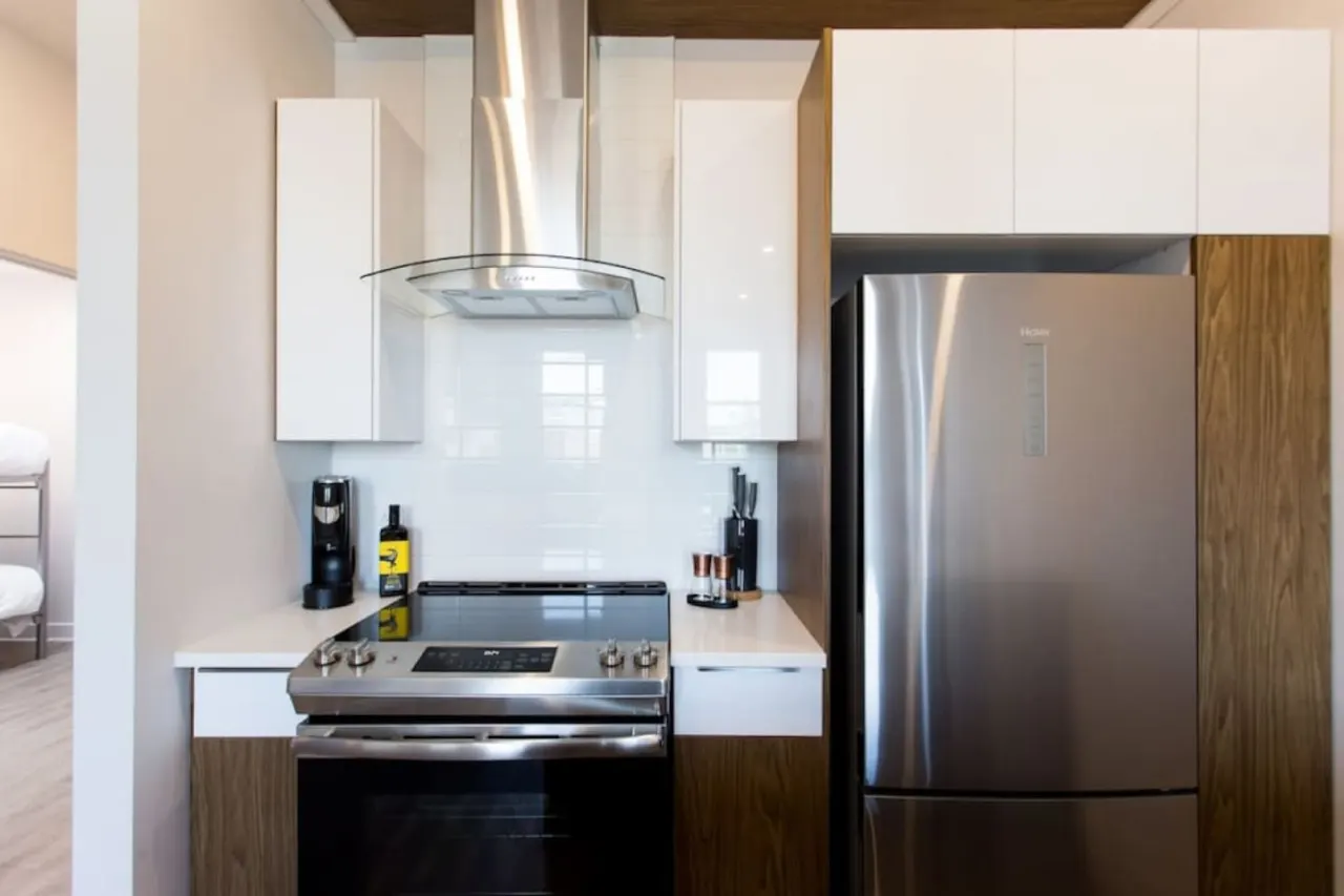 Perfectly Located Mile End 2 Bdr Unit by Denstays - Unit 303 9