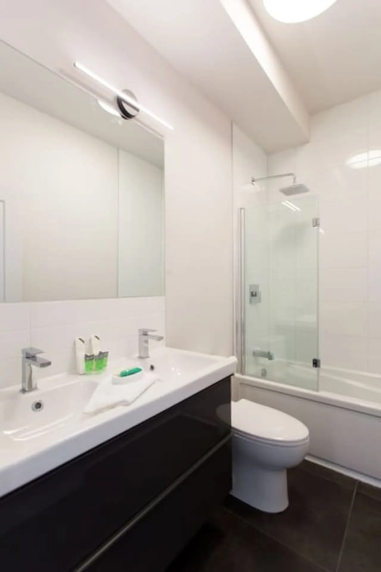 Perfectly Located Mile End 2 Bdr Unit by Denstays - Unit 303 18