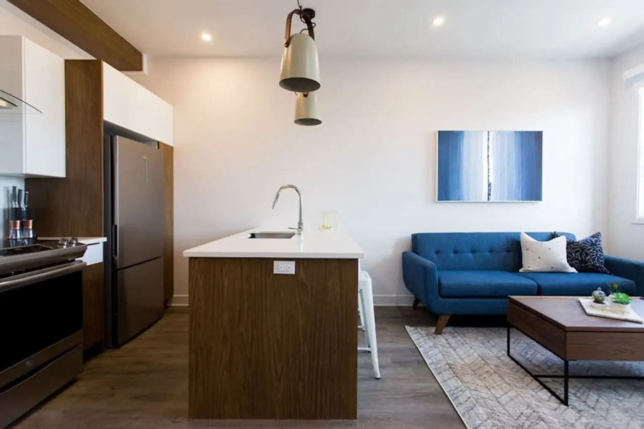 Perfectly Located Mile End 2 Bdr Unit by Denstays - Unit 303 5