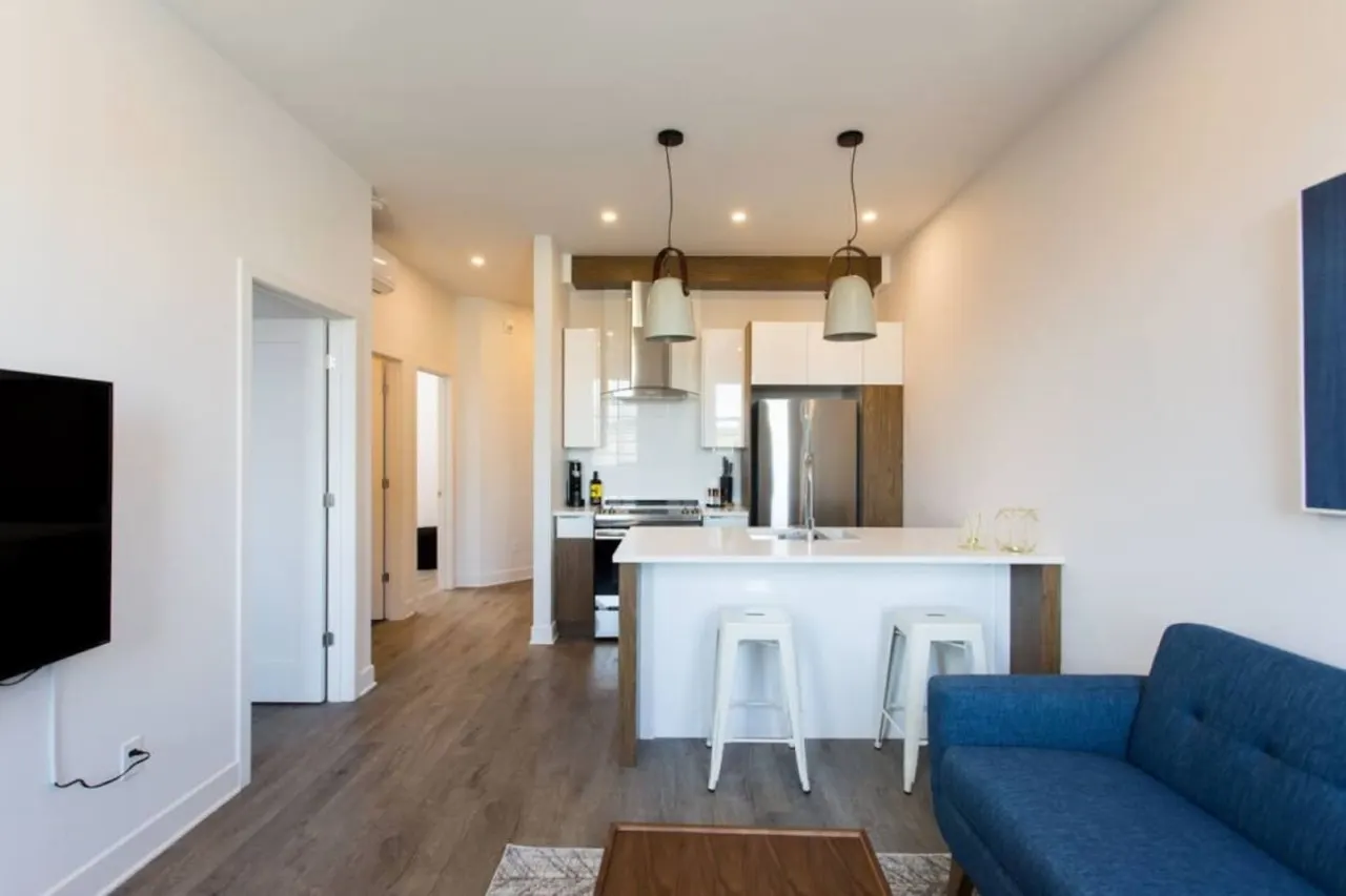 Perfectly Located Mile End 2 Bdr Unit by Denstays - Unit 303 6