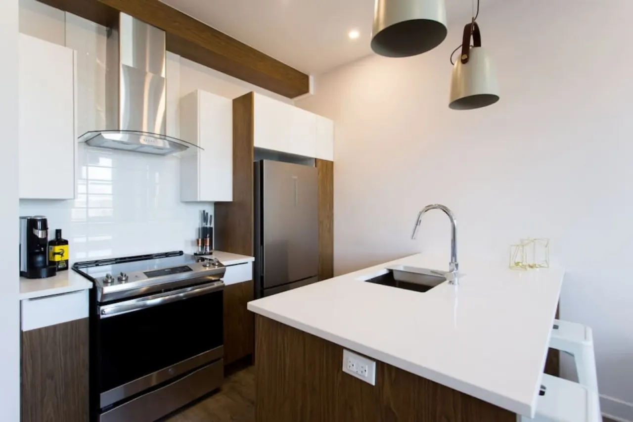 Perfectly Located Mile End 2 Bdr Unit by Denstays - Unit 303 7