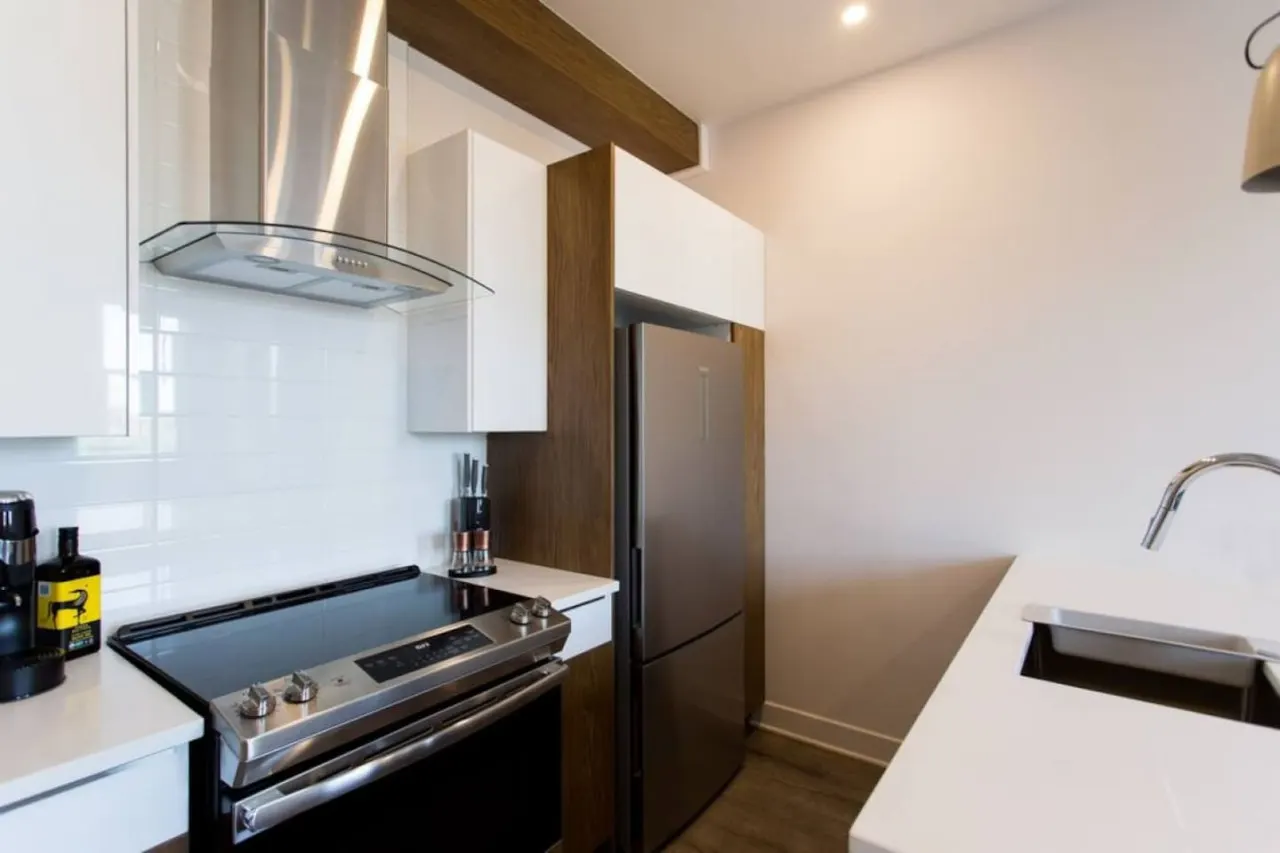 Perfectly Located Mile End 2 Bdr Unit by Denstays - Unit 303 8