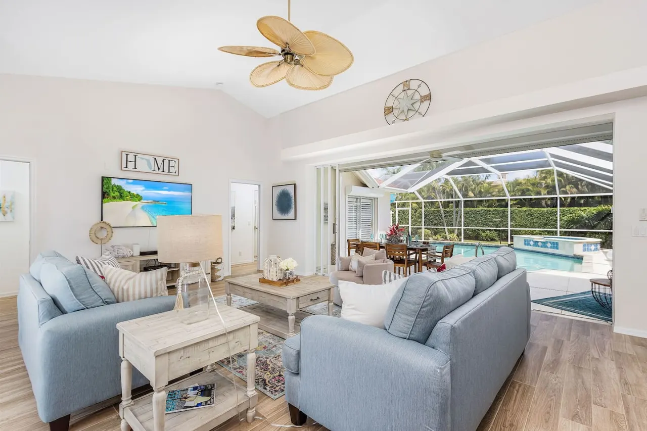 Relaxation & Sunshine at Casa Del Sol Pool Villa in Briarwood