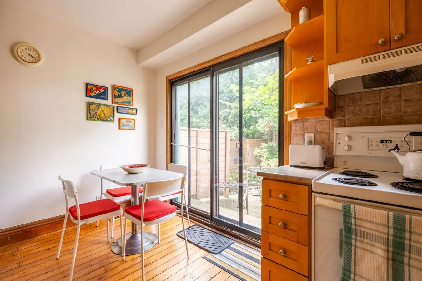 Charming Beaches Retreat Sleeps 3 Stylish Stay 2