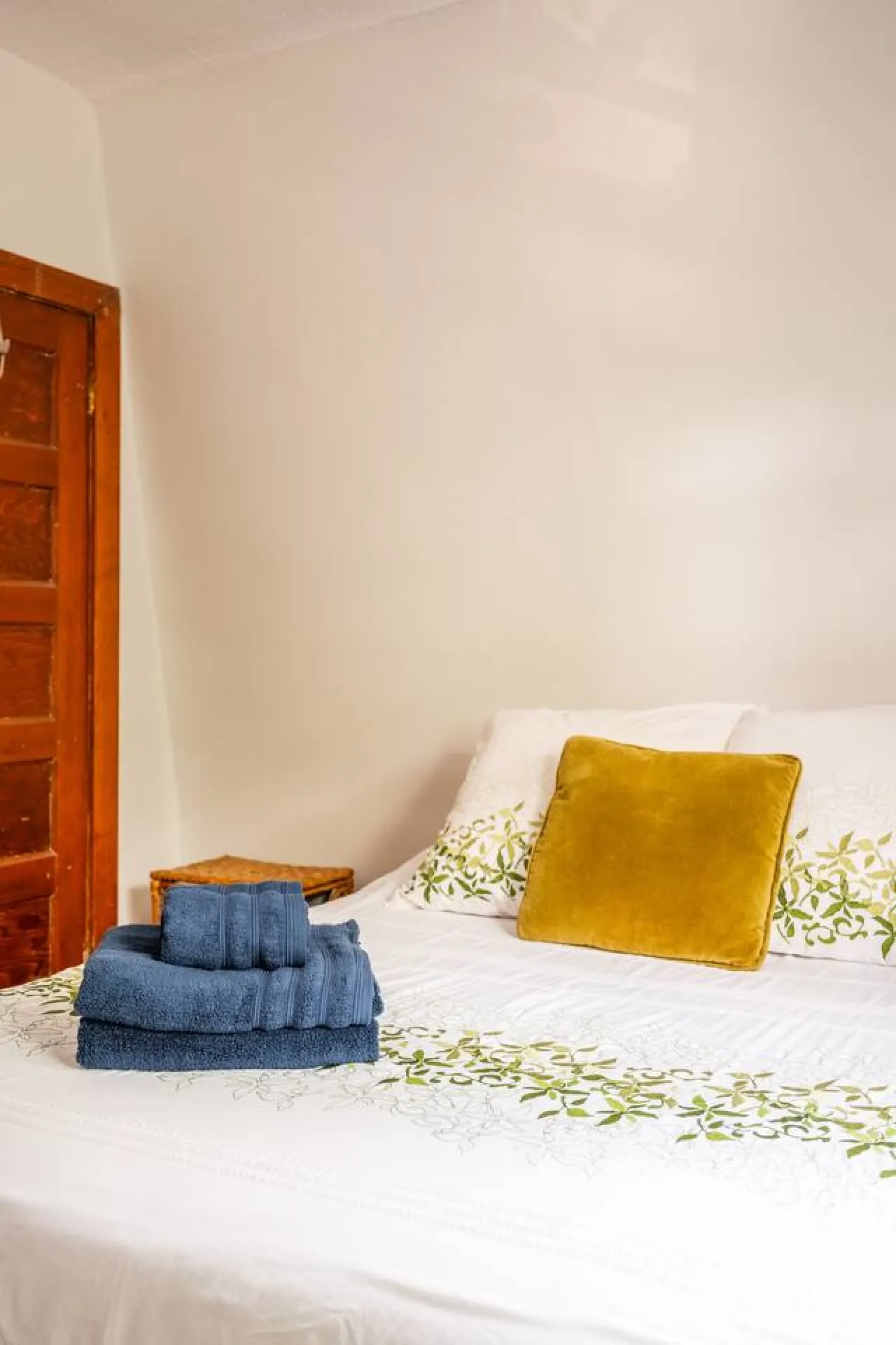 Charming Beaches Retreat Sleeps 3 Stylish Stay 14