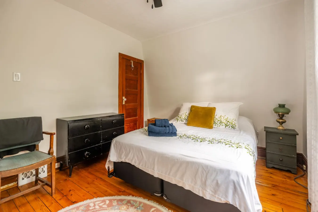 Charming Beaches Retreat Sleeps 3 Stylish Stay 15