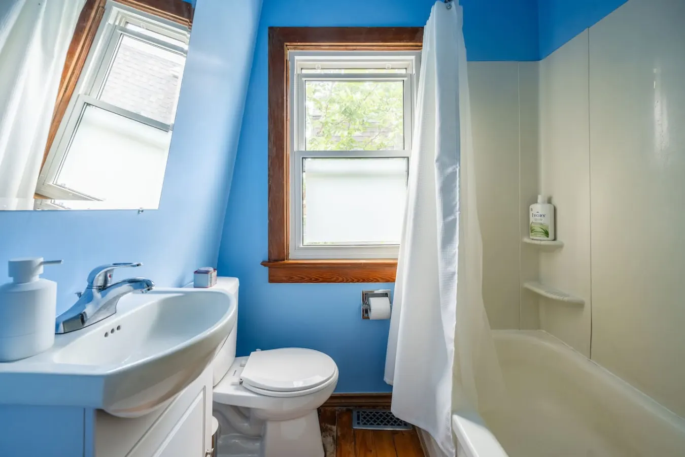 Charming Beaches Retreat Sleeps 3 Stylish Stay 16