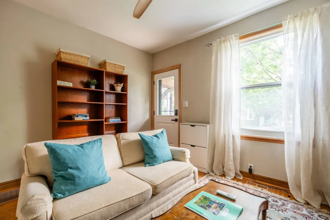 Charming Beaches Retreat Sleeps 3 Stylish Stay 5