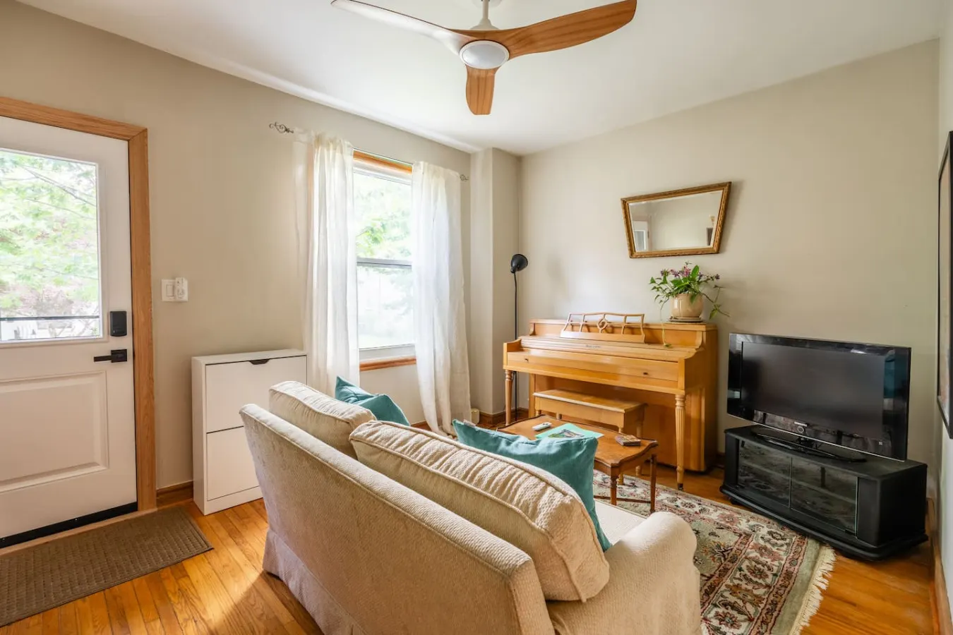 Charming Beaches Retreat Sleeps 3 Stylish Stay 7