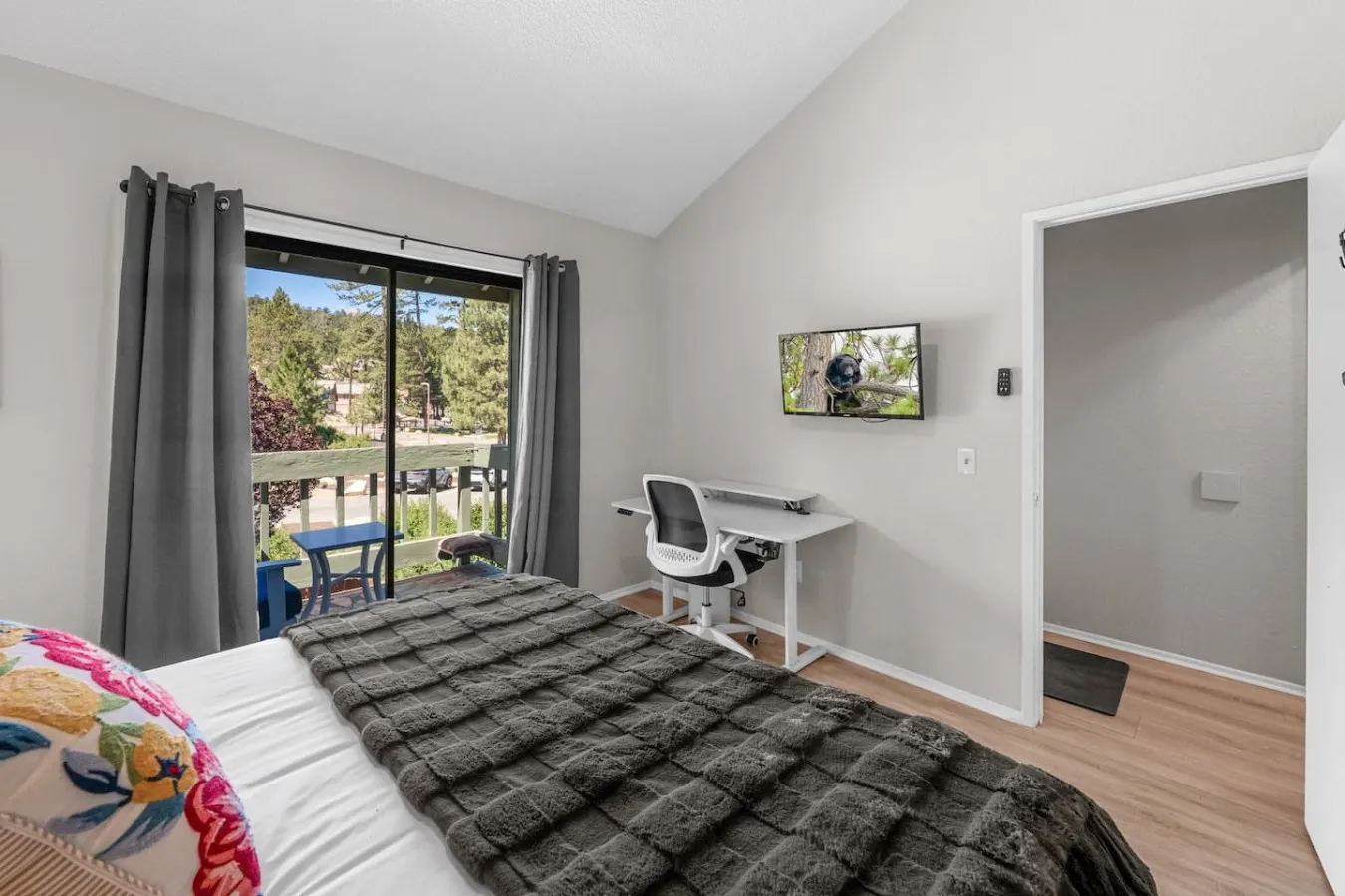 Lakeside Vibes 2BR, Walk to Boulder Bay, Pool 10