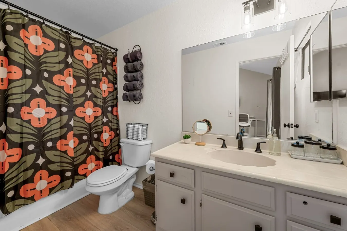 Lakeside Vibes 2BR, Walk to Boulder Bay, Pool 12