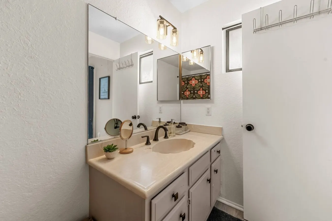 Lakeside Vibes 2BR, Walk to Boulder Bay, Pool 13