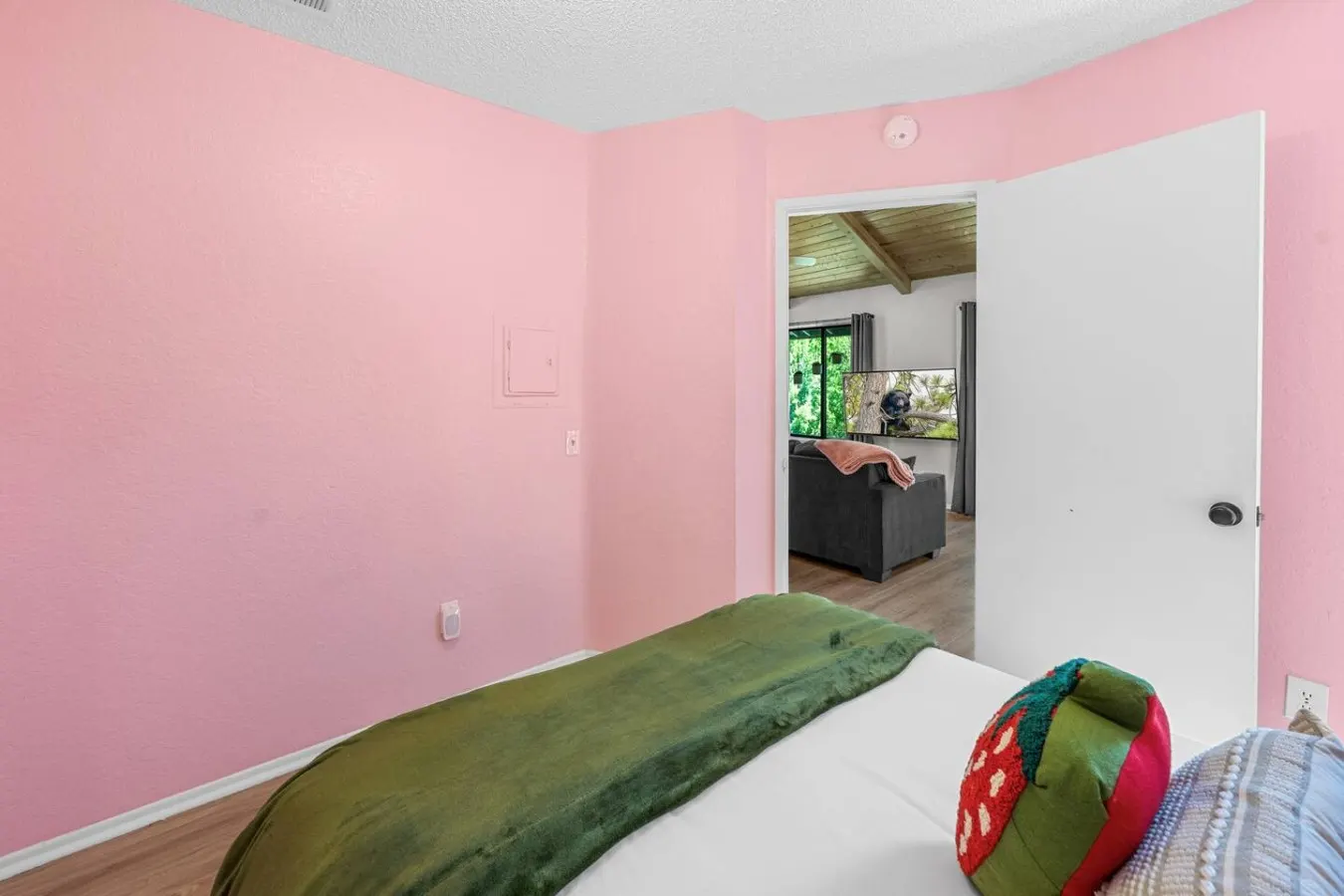 Lakeside Vibes 2BR, Walk to Boulder Bay, Pool 16