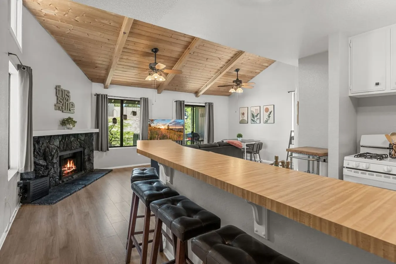 Lakeside Vibes 2BR, Walk to Boulder Bay, Pool 3