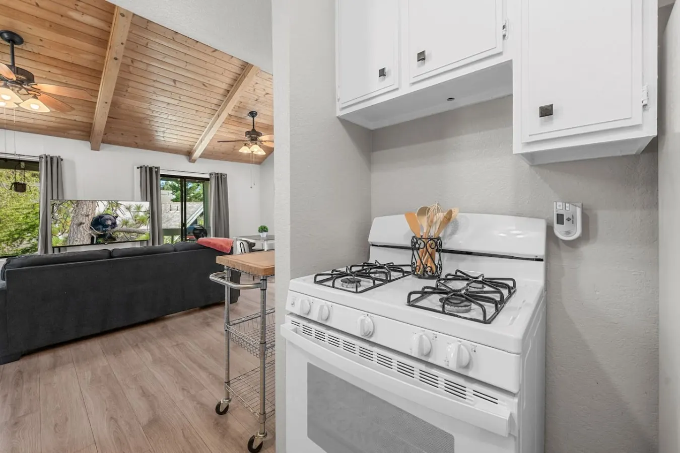 Lakeside Vibes 2BR, Walk to Boulder Bay, Pool 7